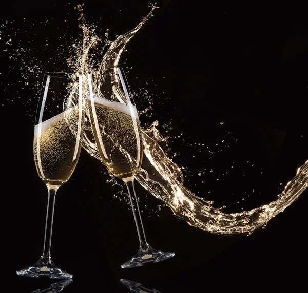 Bicchieri di champagne con spruzzi, tema celebrazione . — Foto Stock