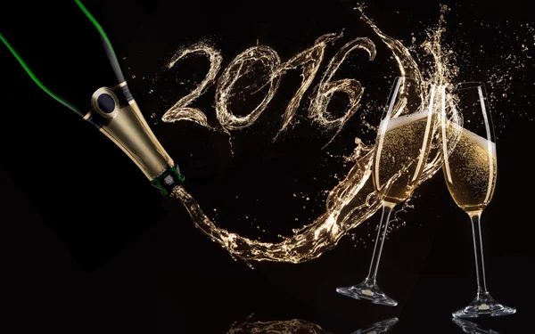 Copos de champanhe com respingo, tema de celebração . — Fotografia de Stock