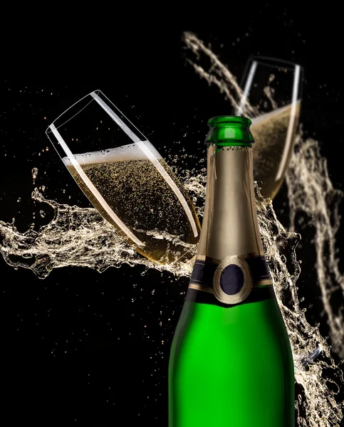 Copas de champán con salpicadura, tema de celebración . —  Fotos de Stock