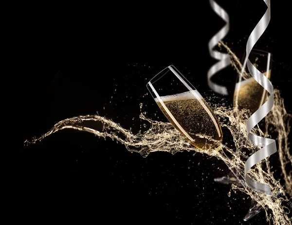 Bicchieri di champagne con spruzzi, tema celebrazione . — Foto Stock