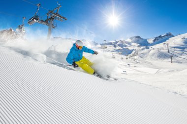 Yüksek dağlarda kayak yapan kayakçı.