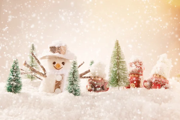 Jul bakgrund med snögubbe — Stockfoto