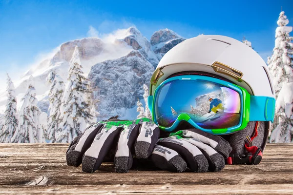 Óculos de esqui coloridos, luvas e capacete — Fotografia de Stock