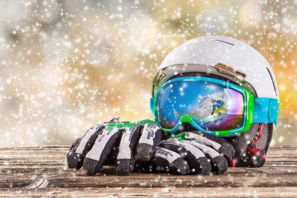 Разноцветные лыжные очки, перчатки и шлем — стоковое фото
