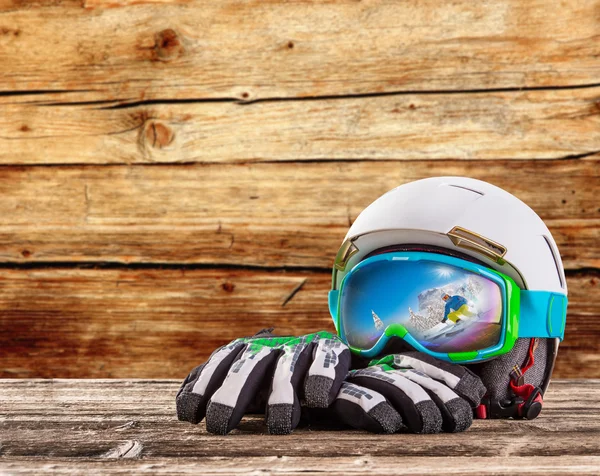 Farverige skibriller, handsker og hjelm - Stock-foto