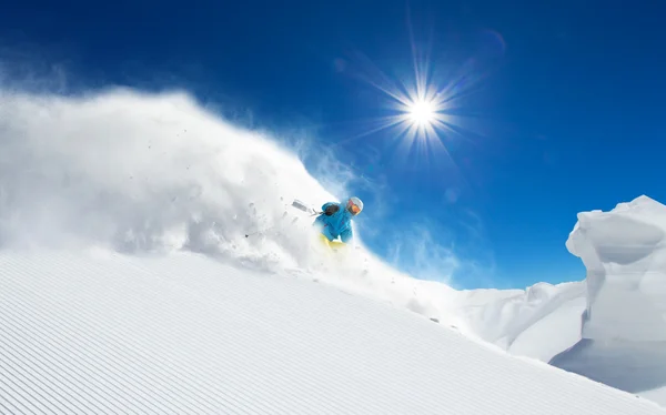 高い山の中でスキー滑降 — ストック写真