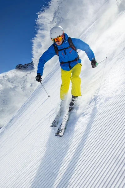 높은 산에서 스키를 타고 내려가다 — 스톡 사진