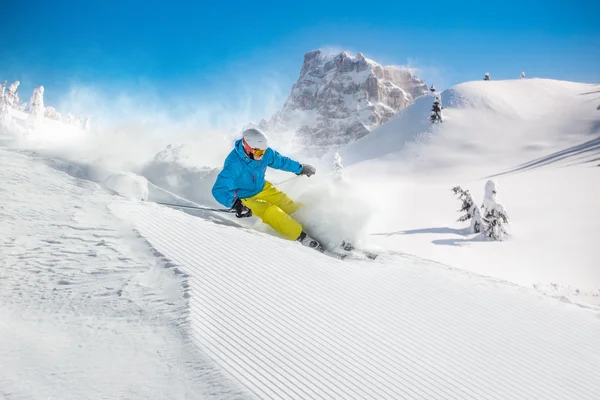 Ski ski menuruni bukit di pegunungan tinggi — Stok Foto