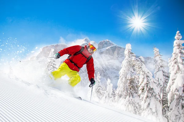 Skifahrer beim Skifahren im Hochgebirge — Stockfoto