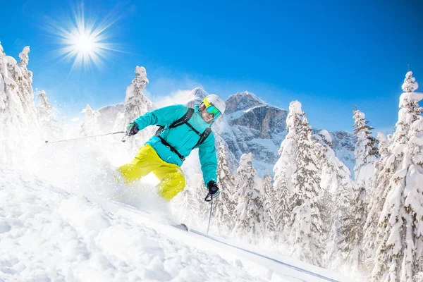 Skier σκι κατάβαση στα ψηλά βουνά — Φωτογραφία Αρχείου