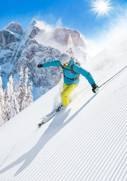 Skiër afdaling in hoge bergen — Stockfoto