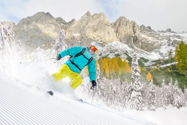 Sciatori che sciano in discesa in alta montagna — Foto Stock