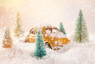 Çam ağaçları ile minyatür sarı araba