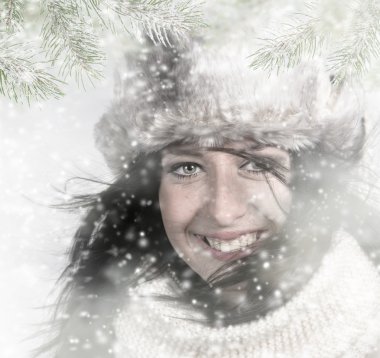 Güzellik genç kız kış arka plan üzerinde.