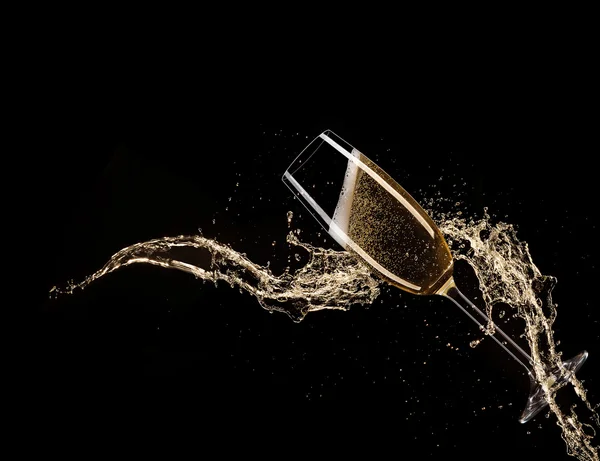 Glas champagne med splash — Stockfoto