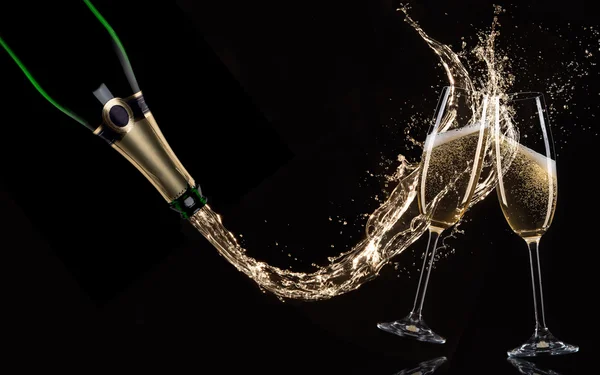 Gläser Champagner mit Spritzer — Stockfoto