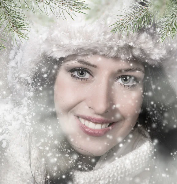 Schönheit junge Mädchen auf dem Winter-Hintergrund. — Stockfoto