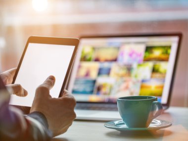 Defter, taze bir fincan kahve ile çalışan adam.