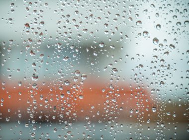 Pencereye yağmur damlaları.