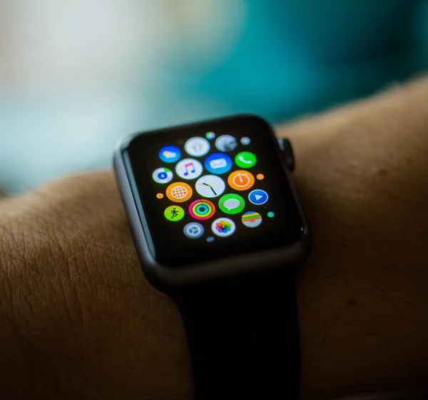 PRAGA, REPÚBLICA CHECA - 17 DE NOVIEMBRE DE 2015: Hombre usando la aplicación en el Apple Watch afuera. Múltiples aplicaciones Ver . — Foto de Stock