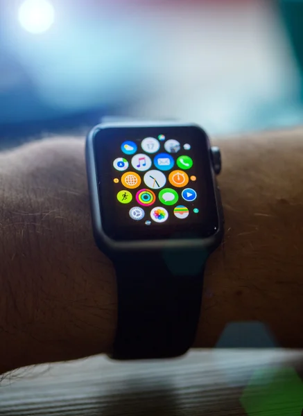 ПЕГИДА, ЧЕШСКАЯ РЕСПУБЛИКА - 17 ноября 2015 года: Человек использует приложение на Apple Watch снаружи. Множественный взгляд . — стоковое фото