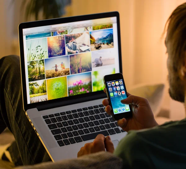 Prague, Çek Cumhuriyeti - 17 Kasım 2015: Apple iphone 5'ler Başlat ekranında apps simgeleri ile bir yakın çekim fotoğraf.