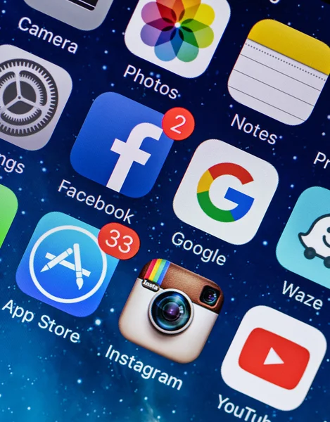 Prague, Çek Cumhuriyeti - 17 Kasım 2015: Apple iphone 5'ler Başlat ekranında apps simgeleri ile bir yakın çekim fotoğraf.