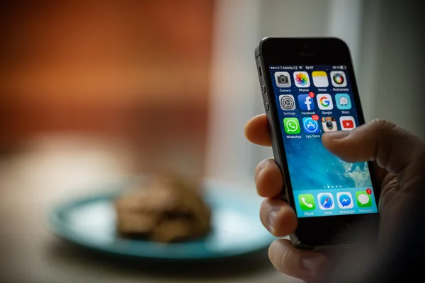 PRAGA, REPÚBLICA CHECA - 17 DE NOVIEMBRE DE 2015: Una foto de primer plano de Apple iPhone 5s pantalla de inicio con iconos de aplicaciones . —  Fotos de Stock