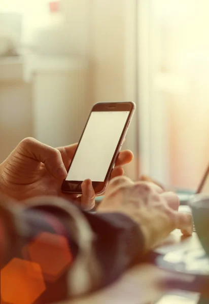 Man werkt op mobiele telefoon. — Stockfoto