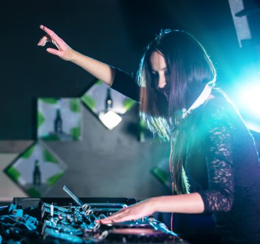 DJ gece kulübünde şarkıyı karıştırıyor..