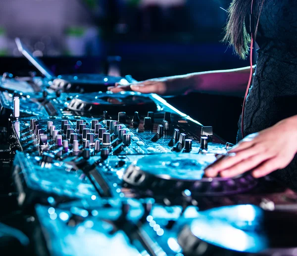 Dj mixes the track in the nightclub. — Stock Photo, Image