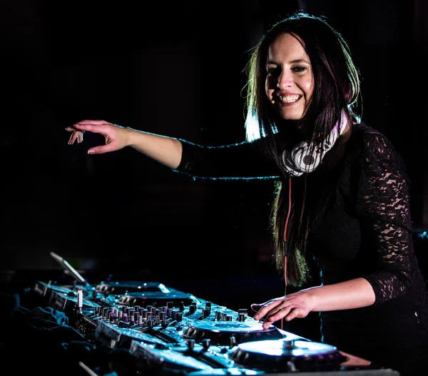 Dj mezcla la pista en la discoteca. — Foto de Stock