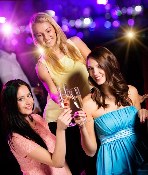 Grupo de chicas jóvenes celebrando fiestas . —  Fotos de Stock