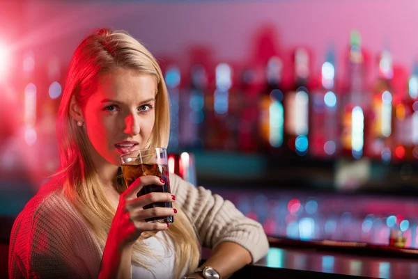 Einsames junges Mädchen sitzt am Tresen. — Stockfoto