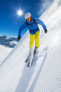 Yüksek dağlarda kayak yapan kayakçı.