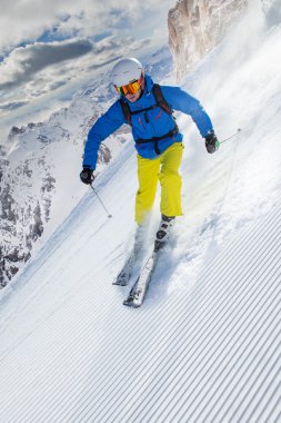 Yüksek dağlarda kayak yapan kayakçı.