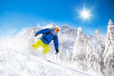 Yüksek dağlarda kayak yapan kayakçı.