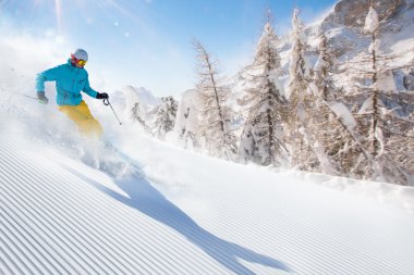 Yüksek dağlarda kayak yapan kayakçı.