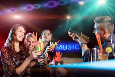 Parti kutlama sahip gençlerin grup.