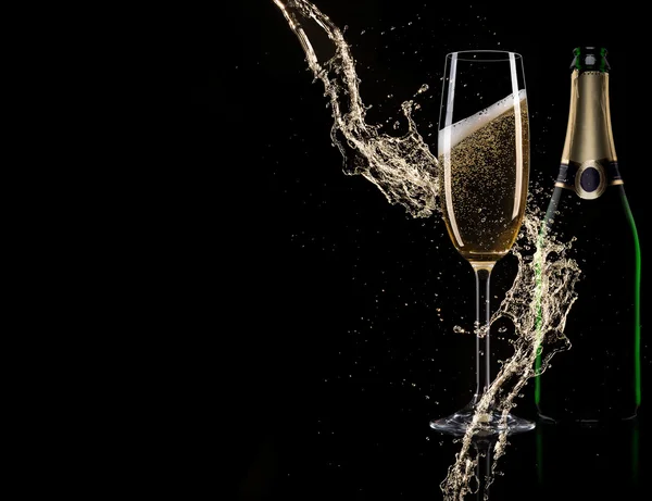 Glas champagne med splash — Stockfoto