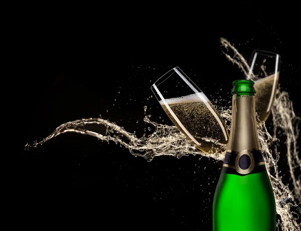 Bicchieri di champagne con spruzzata — Foto Stock