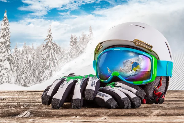 Coloridas gafas de esquí, guantes y casco — Foto de Stock