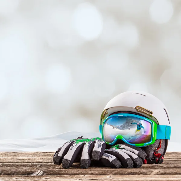 Lunettes de ski colorées, gants et casque — Photo