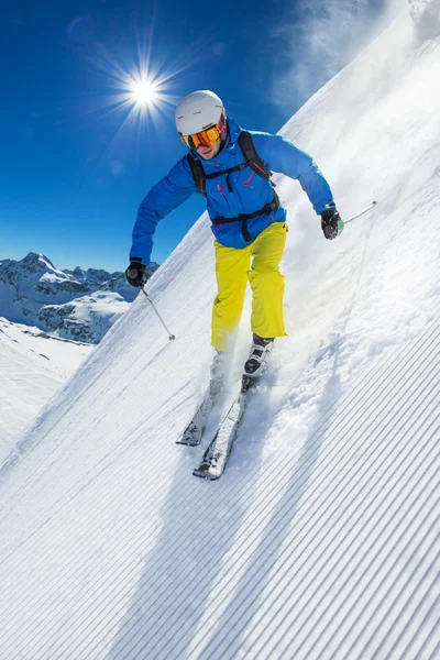 높은 산에서 스키를 타고 내려가다 — 스톡 사진