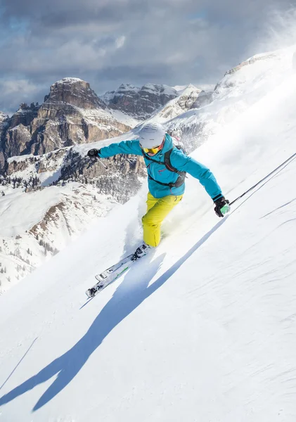 Yüksek dağlarda kayak yapan kayakçı. — Stok fotoğraf