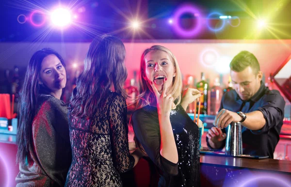 Gruppe junger Leute feiert Party. — Stockfoto