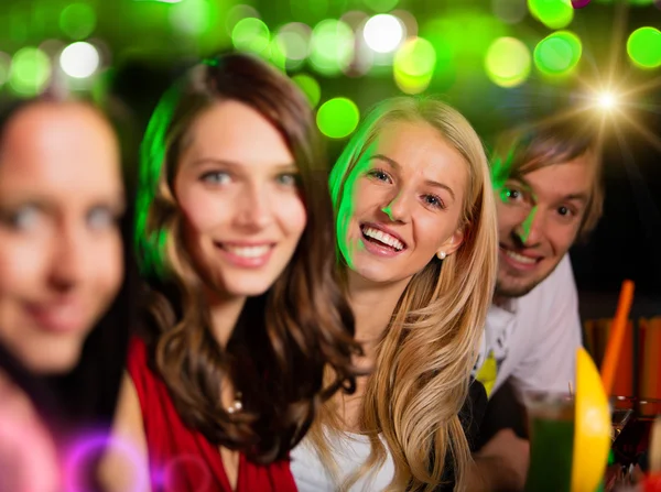 Группа молодых людей веселится в клубе — стоковое фото