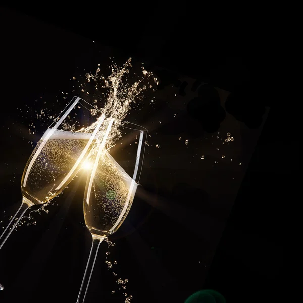 Copos de champanhe com salpicos — Fotografia de Stock