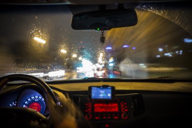 Gece şehir arabanın arkadan görünüm.