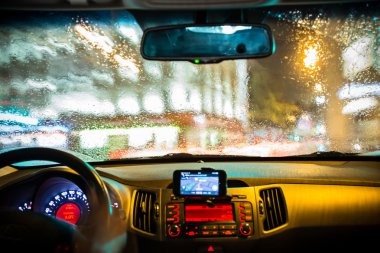 Gece şehir arabanın arkadan görünüm.